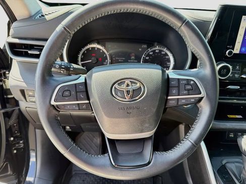 Used 2023 Toyota Highlander XLE AWD/4WD image 12