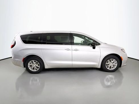 New 2026 Chrysler Pacifica Select image 8