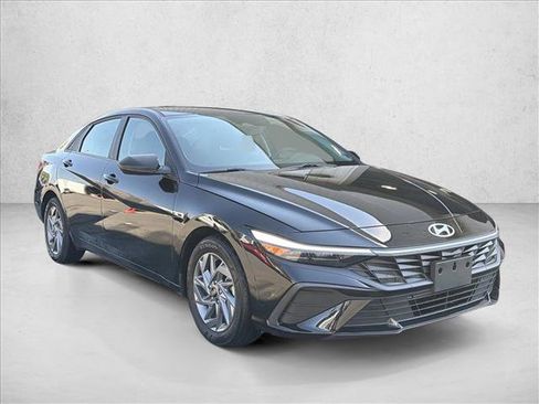 Used 2024 Hyundai Elantra SEL FWD image 3