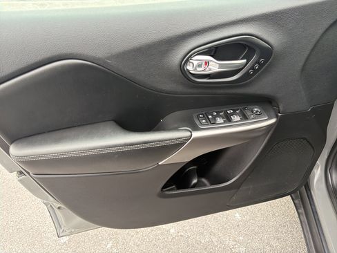 Used 2019 Jeep Cherokee Limited image 15