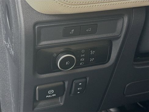 Used 2024 Ford Expedition Limited image 10