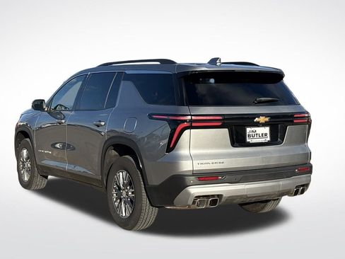 Used 2025 Chevrolet Traverse LT image 4