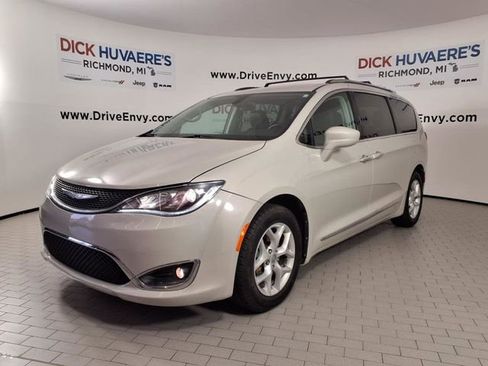 Used 2017 Chrysler Pacifica Touring-L Plus w/ Tire & Wheel Group FWD image 1