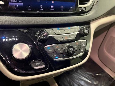 Used 2023 Chrysler Pacifica Touring-L FWD image 21