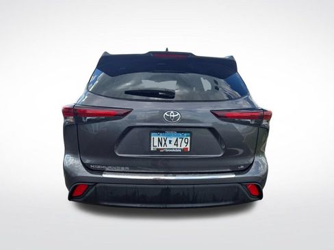 Used 2024 Toyota Highlander LE FWD image 4