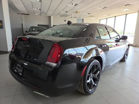 Used 2022 Chrysler 300 Touring w/ Sport Appearance Package RWD image 7