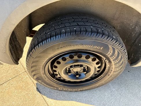 Used 2010 Ford Transit Connect XLT image 19