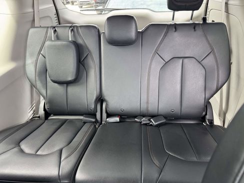 Used 2019 Chrysler Pacifica Touring-L FWD image 9
