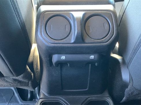 Certified 2022 Jeep Gladiator Willys image 40