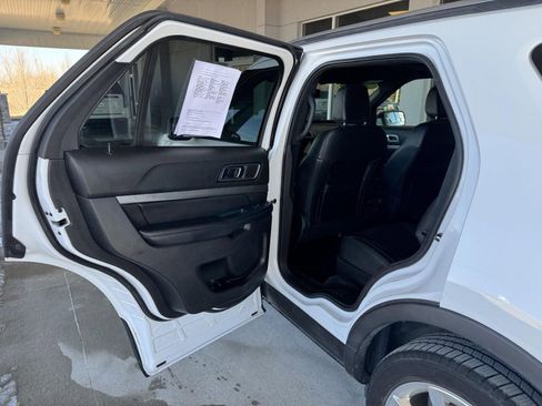 Used 2018 Ford Explorer XLT w/ Equipment Group 202A image 9