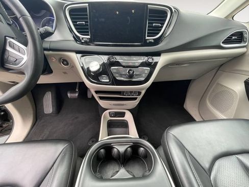 Used 2023 Chrysler Pacifica Touring-L FWD image 12