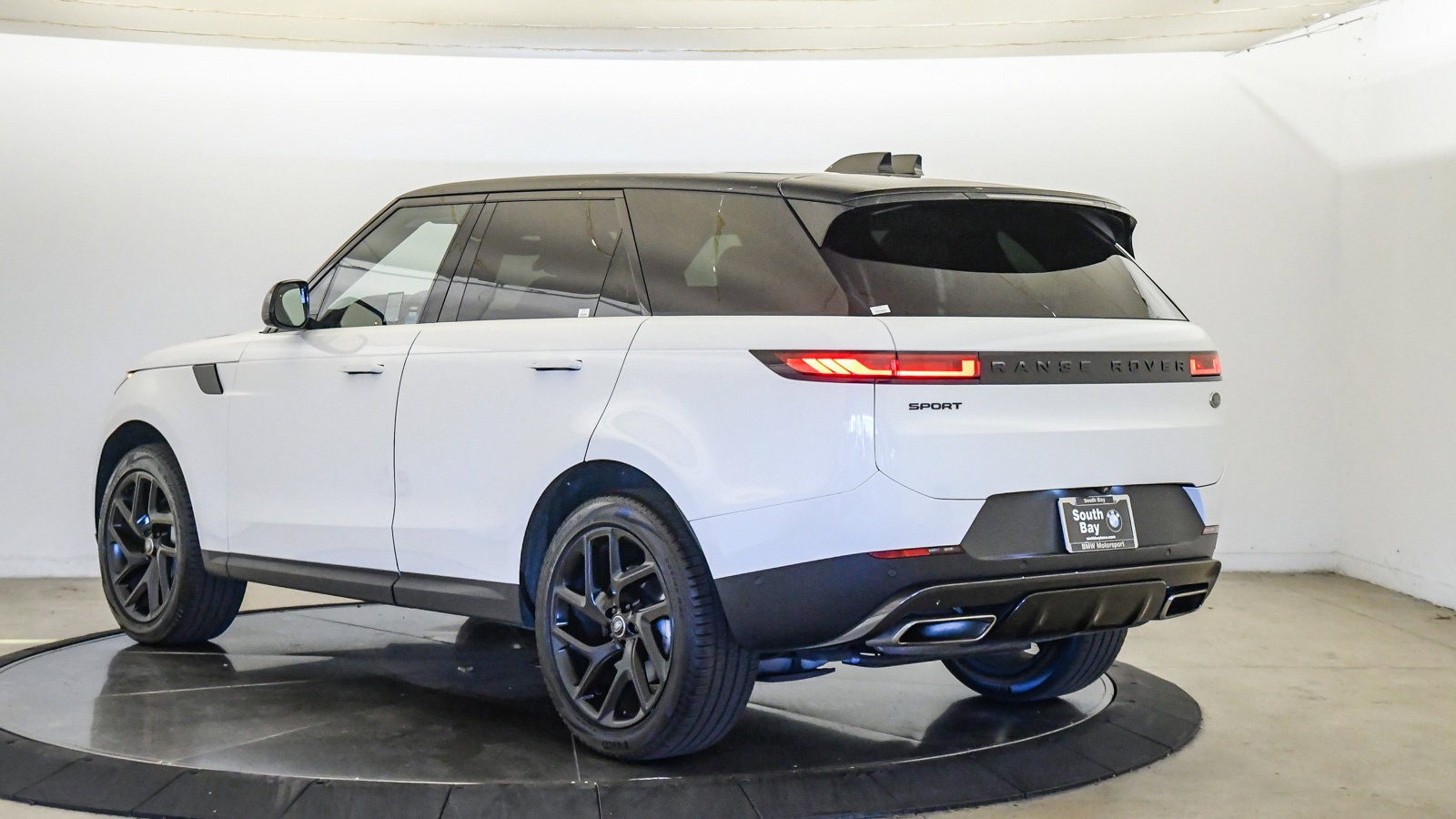 Used 2023 Land Rover Range Rover Sport SE AWD/4WD image 2
