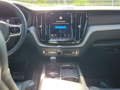 Used 2022 Volvo XC60 B5 R-Design w/ Protection Package Premier FWD image 17