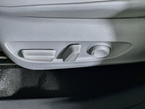 Used 2023 Toyota Highlander XLE FWD image 13