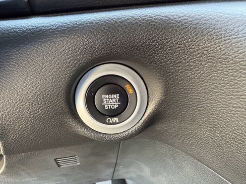 Used 2025 Chrysler Pacifica Select FWD image 21