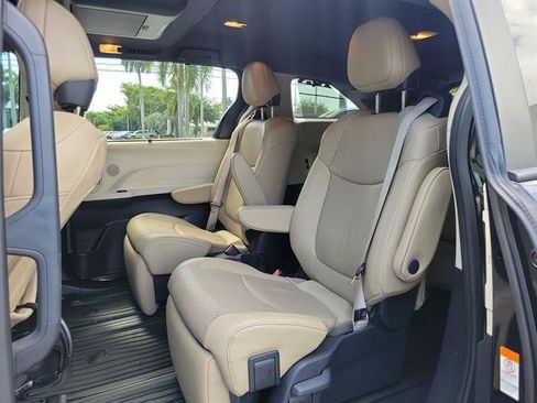 Used 2023 Toyota Sienna Limited FWD image 8