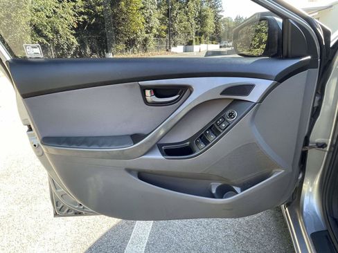 Used 2015 Hyundai Elantra SE w/ Option Group 02 FWD image 16