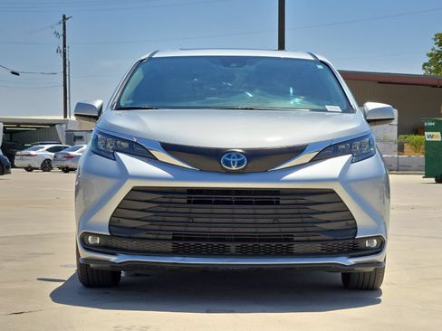 Used 2025 Toyota Sienna XLE FWD image 8