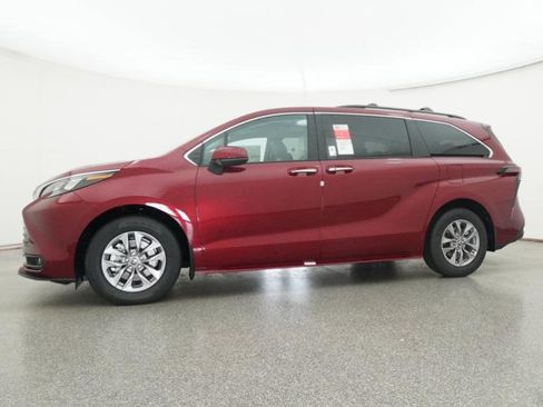 New 2026 Toyota Sienna XLE image 8