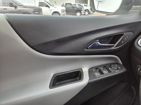 Used 2022 Chevrolet Equinox LS w/ LPO, Floor Liner Package AWD/4WD image 38