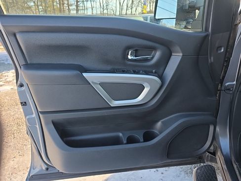 Used 2018 Nissan Titan SV w/ SV Convenience Package image 11