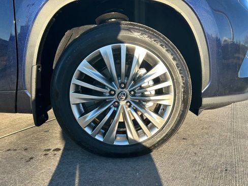 Used 2026 Toyota Highlander Platinum image 30