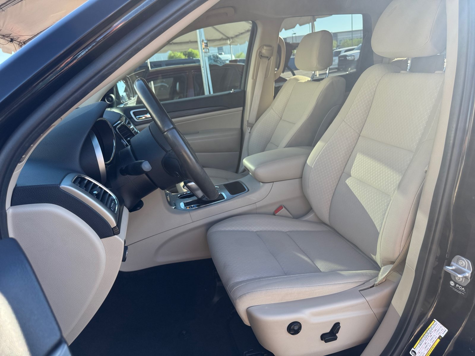 Used 2022 Jeep Grand Cherokee Laredo E RWD image 9