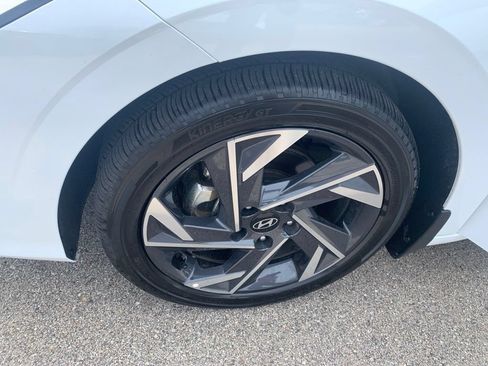 Certified 2025 Hyundai Elantra Limited FWD image 34