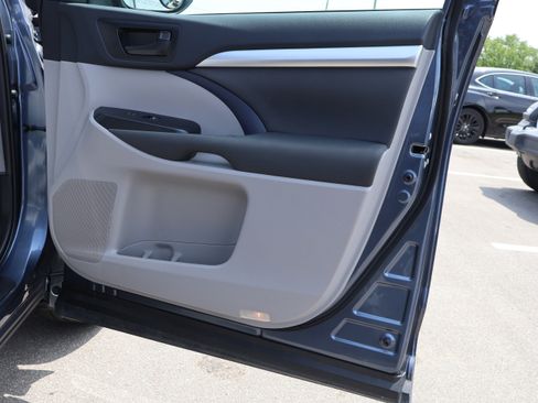 Used 2019 Toyota Highlander LE FWD image 11