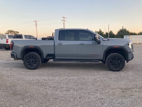 Used 2024 GMC Sierra 2500 AT4 w/ Technology Package AWD/4WD image 9