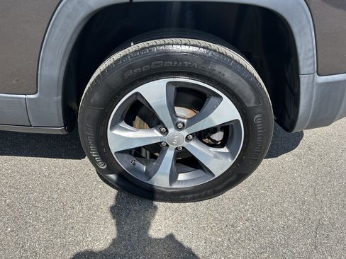 Certified 2019 Jeep Cherokee Limited AWD/4WD image 10