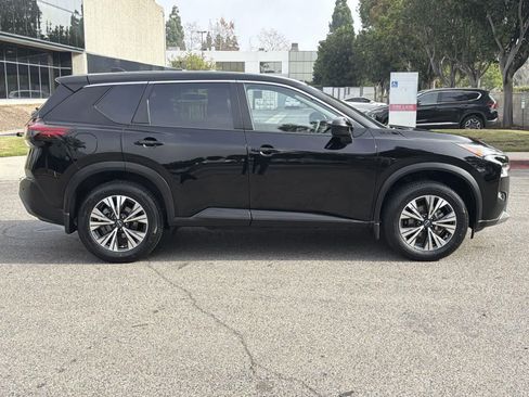 Used 2023 Nissan Rogue SV image 3