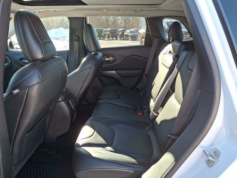 Certified 2019 Jeep Cherokee Overland w/ Technology Group image 20