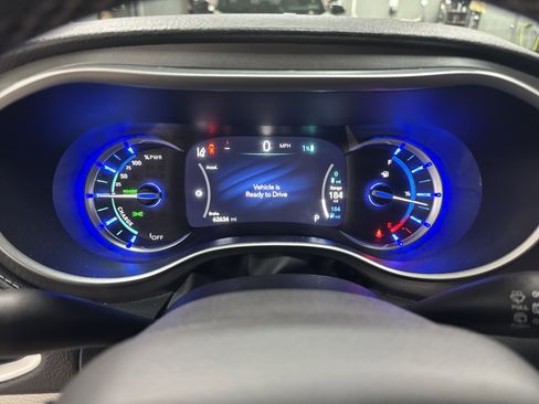 Used 2024 Chrysler Pacifica Select image 19