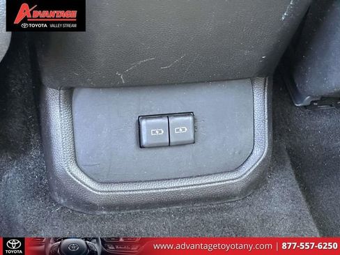Used 2022 Toyota Highlander LE AWD/4WD image 15