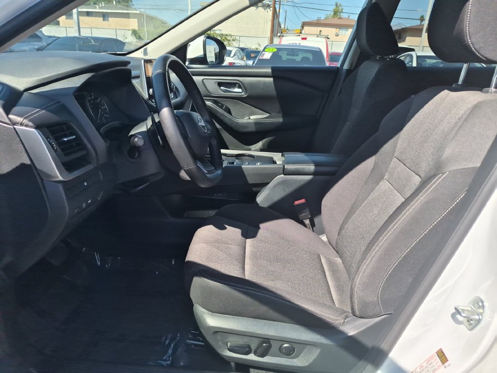 Certified 2025 Nissan Rogue SV FWD image 15