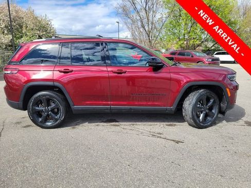 Used 2024 Jeep Grand Cherokee Altitude AWD/4WD image 2