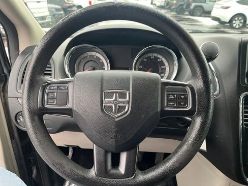 Used 2019 Dodge Grand Caravan SE w/ UConnect Hands-Free Group image 28