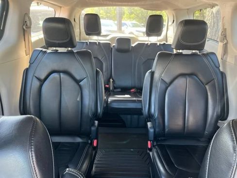 Used 2022 Chrysler Pacifica Touring-L FWD image 27