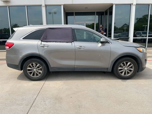 Used 2017 Kia Sorento LX w/ LX Convenience Package image 3