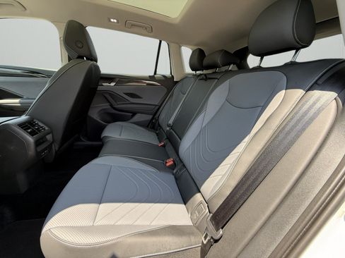 Used 2025 Volkswagen Tiguan SE AWD/4WD image 20