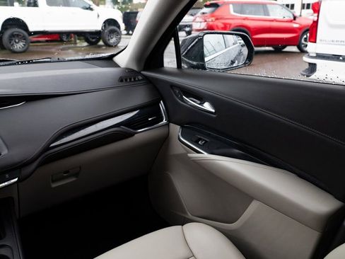 Used 2024 Cadillac XT4 Premium Luxury image 10