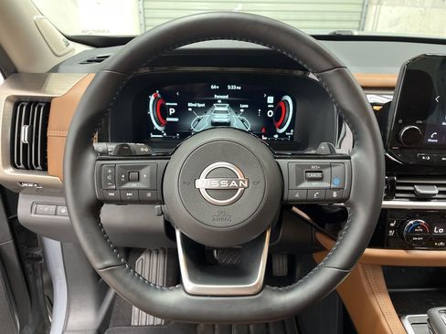 Used 2025 Nissan Pathfinder Platinum image 18