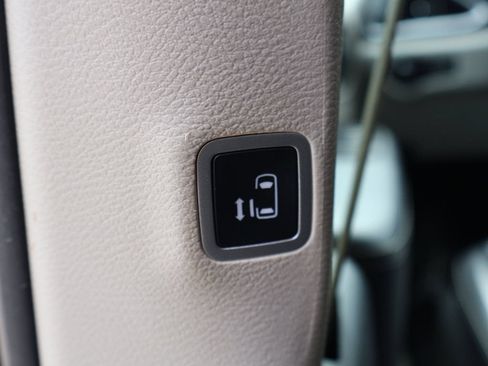 Used 2023 Chrysler Pacifica Touring-L FWD image 50