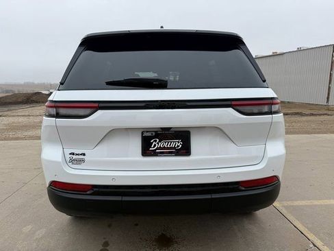 New 2025 Jeep Grand Cherokee Laredo image 6