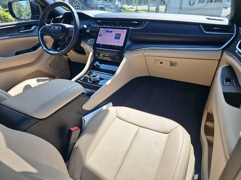 Certified 2025 Jeep Grand Cherokee Limited w/ Luxury Tech Group II AWD/4WD image 30
