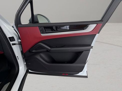 Used 2024 Porsche Cayenne image 39