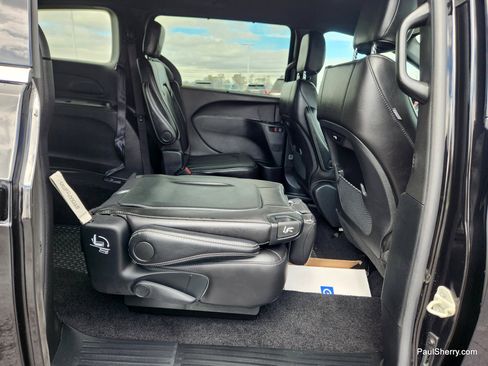 Used 2026 Chrysler Pacifica Select image 54