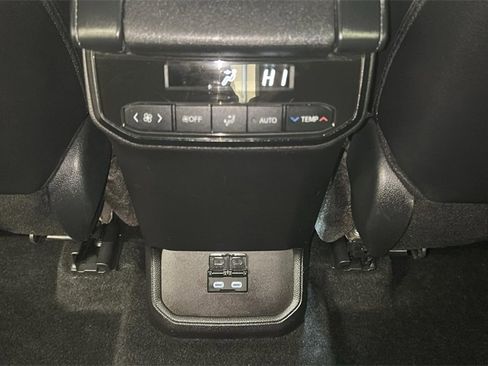 Used 2024 Toyota Highlander XLE image 29