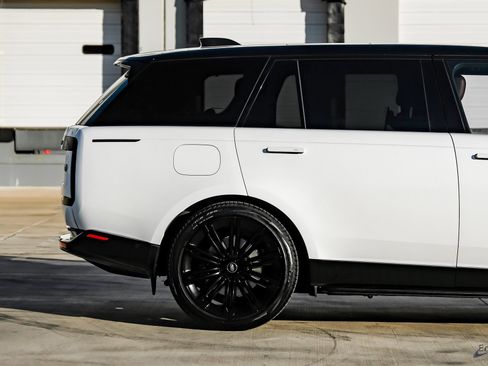 Used 2023 Land Rover Range Rover Long Wheelbase Autobiography image 17